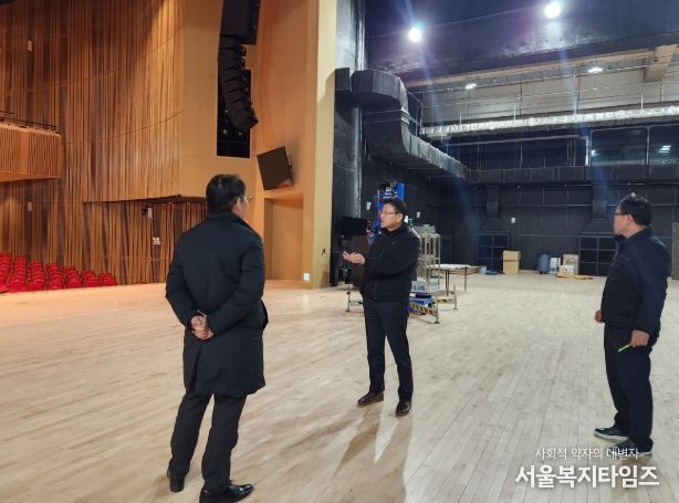 김만기 창원특례시 문화관광체육국장, 진해아트홀 현장 방문