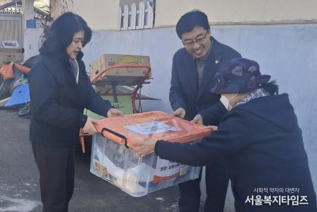 27일 노인여성아동과에서 폐지 수집 어르신을 방문해 방한키트를 전달하고 있다.