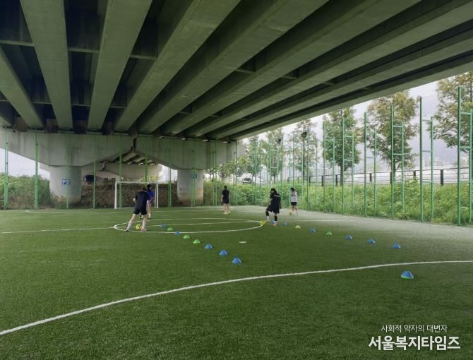 국도39호선 고가 하부에 조성된 대장동 스포츠콤플렉스