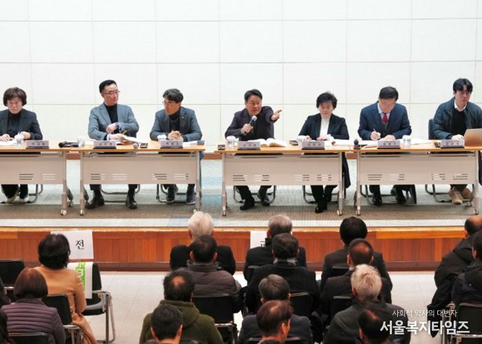 강기정 광주광역시장이 30일 광주교통공사 대회의실에서 열린 ‘광주전남 행정통합 건설·안전·교통·노동 분야 시민공청회’에 참석해 행정통합 추진사항을 설명한 후 참석자들의 의견을 수렴하고 있다. /광주광역시 제공