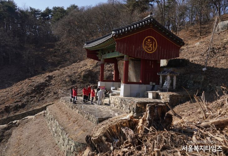 김인호 산림청장(오른쪽에서 네번째)이 30일 경상북도 영주시 흑석사 등 문화재 시설 및 생활권 주변지역을 대상으로 산불예방을 위한 이격공간 조성 사업지를 점검하고 있다.