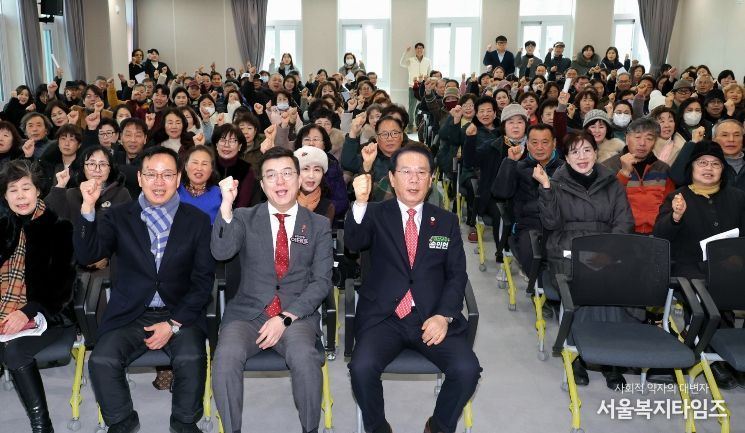 송인헌 괴산군수(앞줄 오른쪽에서 네 번째)와 참여단체가 한자리에 모여 행사를 진행하고 있다.