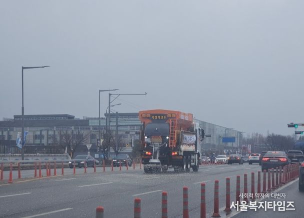 지난 1월 11일 제설차량으로 도로에 제설제를 살포하는 모습.