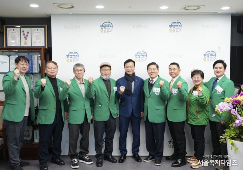 이승로 성북구청장(가운데)과 관계자들이 기념 촬영을 하고 있다