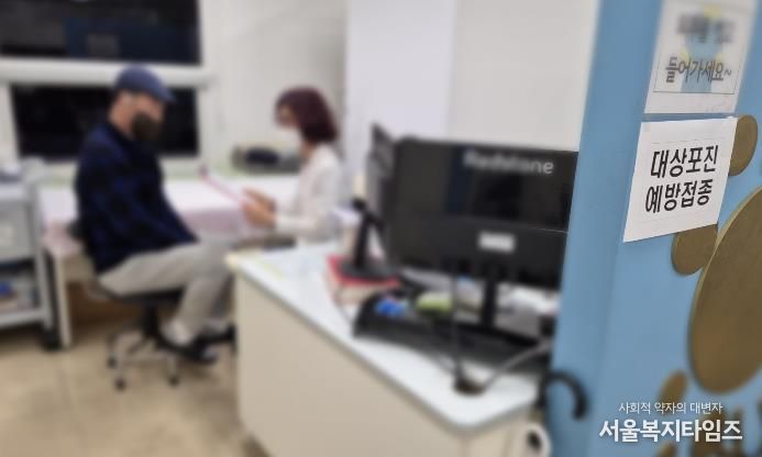 도봉구민이 도봉구 지정 의료기관에서 대상포진 예방접종을 받고 있다.