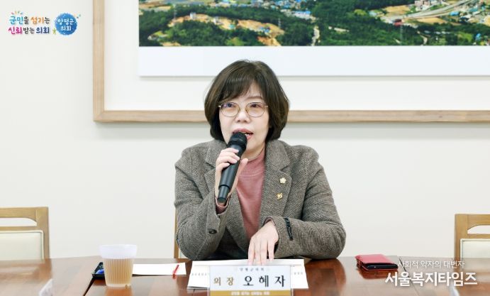 교육시작 전 인사말을 하고 있다.