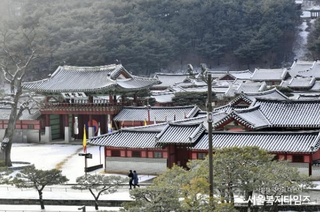 2026년 설 명절 연휴 기간 중 매일 운영하는 수원화성행궁의 설경.