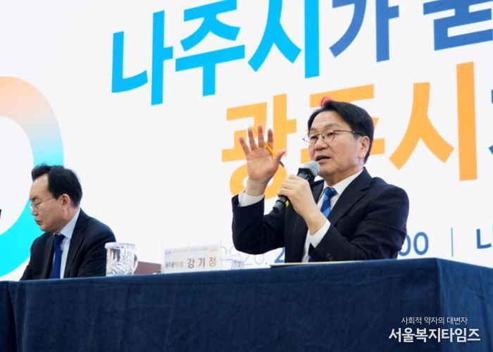 강기정 광주광역시장이 11일 오전 나주시청 대회의실에서 열린 '광주전남 통합 나주시 상생토크'에 참석해 통합의 필요성과 나주시 발전 방안에 대해 소통하고 있다. /광주광역시 제공