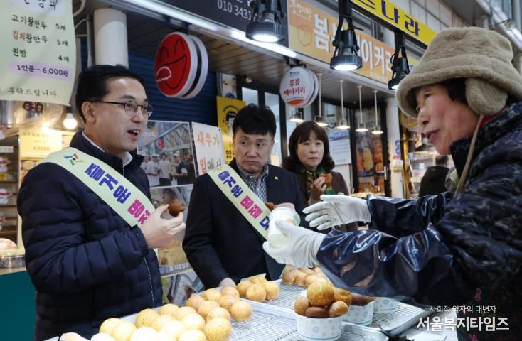 박희조 동구청장이 전통시장을 방문해 장을 보고 상인들과 인사를 나누는 모습