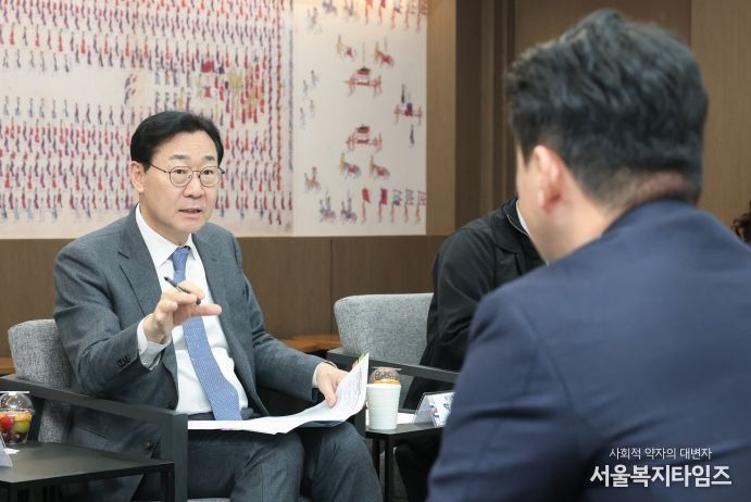 정명근 화성특례시장이 13일 시가 주최한 '생리용품 부담 완화를 위한 소통 간담회'에서 '(가칭) 코리요 생리대' 추진 취지에 대해 설명하고 있다.