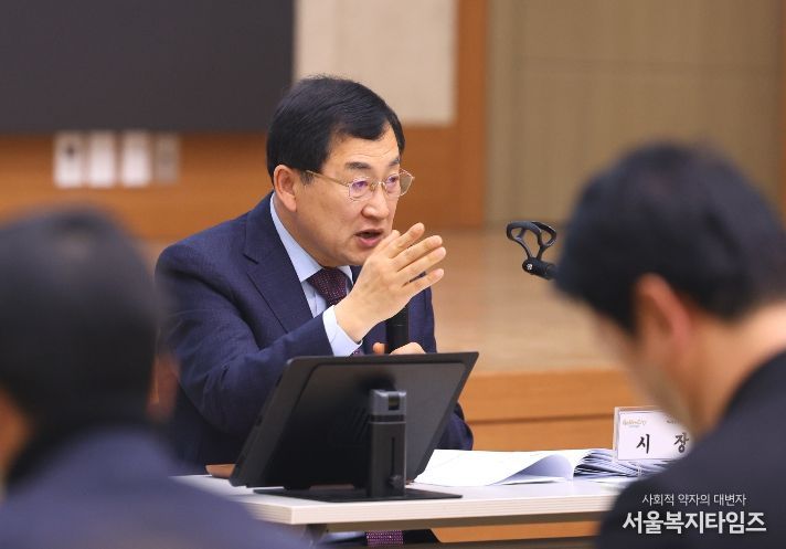 주낙영 시장이 23일 오전 청내 알천홀에서 확대간부회의를 주재하며 주요 현안에 대해 발언하고 있다.