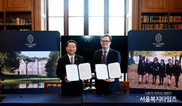 유정복 인천광역시장이 24일(현지시간) 영국 위컴 애비 스쿨(Wycombe Abbey School)을 방문해 피터 워렌 이사장과 MOU를 체결한 뒤 기념촬영을 하고 있다.