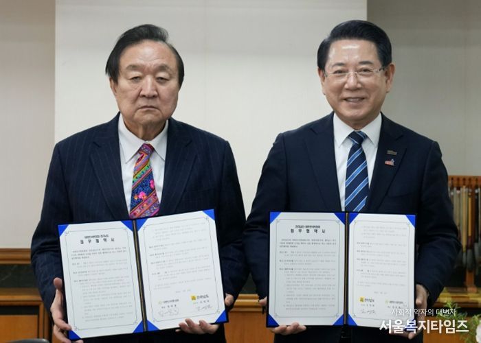 김영록 전라남도지사가 25일 대한민국헌정회에서 정대철 대한민국헌정회 장과 생태계 교란 유해어종 퇴치를 위한 업무협약을 하고 있다.