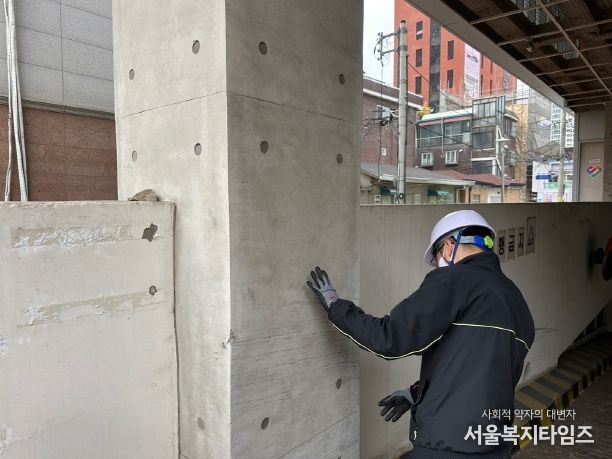 해빙기 대비 취약 시설물에 대한 안전 점검을 실시하는 모습