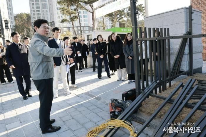 이상일 시장이 26일 용인솔빛초·중통합학교를 찾아 주요 시설을 살피고 있다