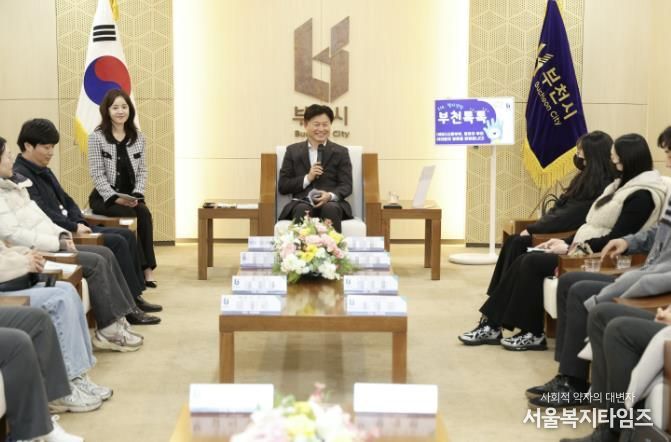 프로그램 참여자들이 소통의 시간을 보내고 있다.