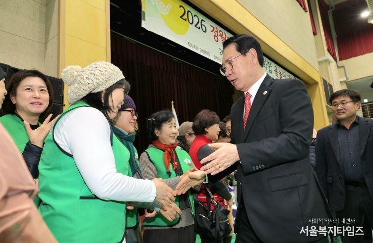 27일 괴산국민체육센터 정월대보름 군민화합 행사에서 송인헌 괴산군수가 군민들과 인사를 나누고 있다.