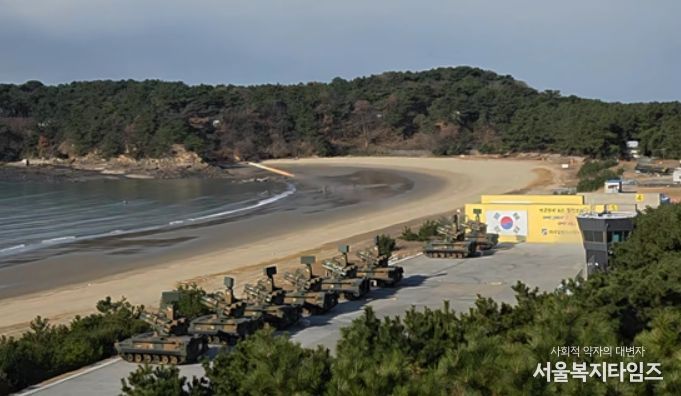 핵심부품국산화 개발품을 탑재한 ‘천마’가 표적기를 향해 유도탄을 발사하고 있다.