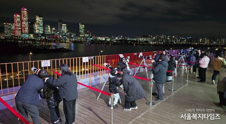 마포365천문대 옥상 천체관측실에서 망원경으로 달을 관측하는 마포구민 가족들
