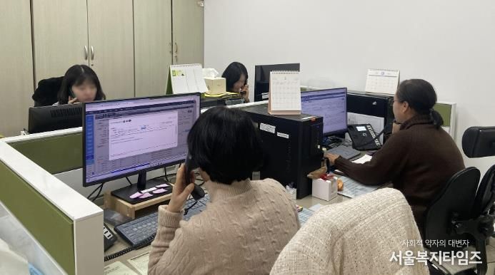 체납세금 징수단이 전화상담을 통해 체납액 자진납부를 독려하는 모습