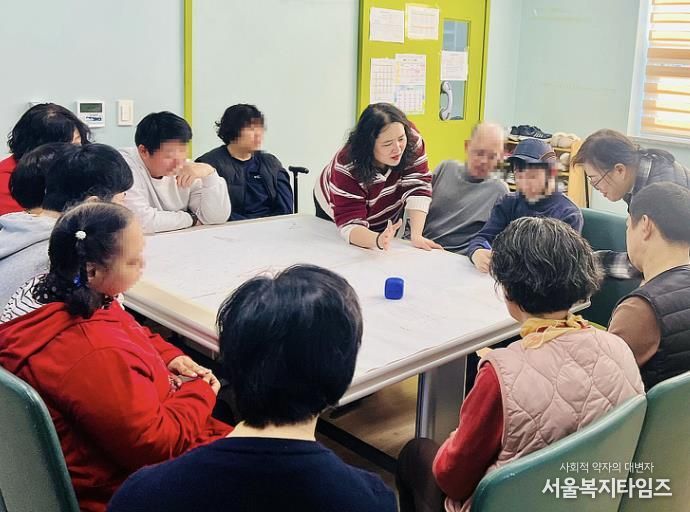 3일 장애인복지관에서 진행된 ‘전통 보드 게임’ 모습.