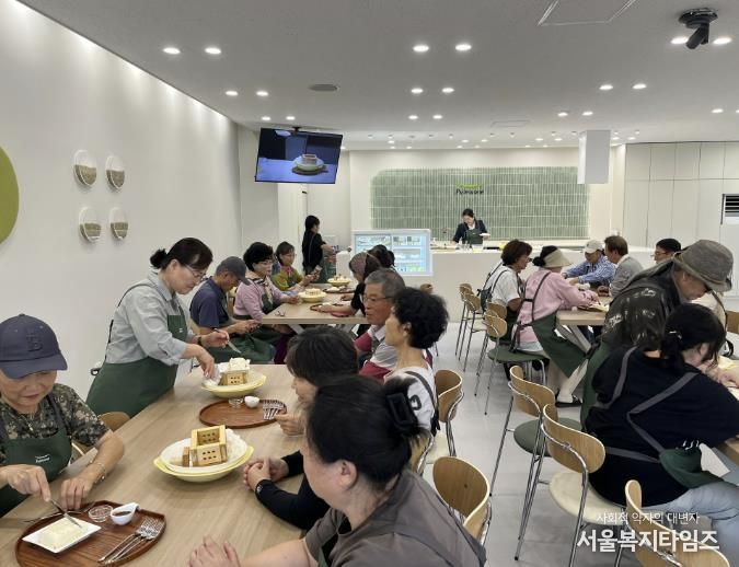 2025 친환경농업대학 학생들이 음성풀무원 공장에서 두부를 만들기 실습을 하고있다(2025년도 교육과정)