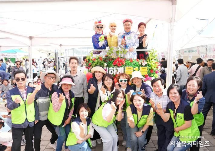 지난해 ‘장미 퍼레이드’에 참석한 구민들과 류경기 중랑구청장