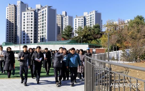 '쌍룡산근린공원 실내놀이터' 조성 현장을 찾은 박강수 마포구청장