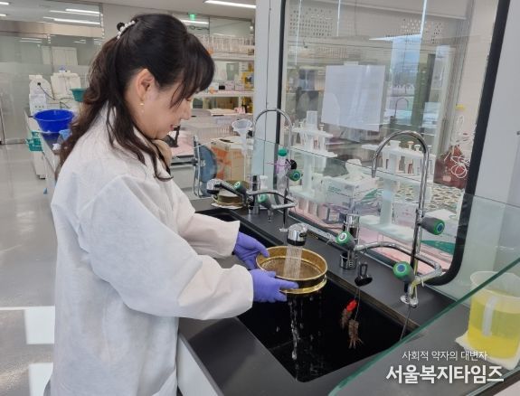농산물안전분석센터 토양검정 담당자가 체가름법으로 성토토양 모래함량을 분석하고 있는 모습