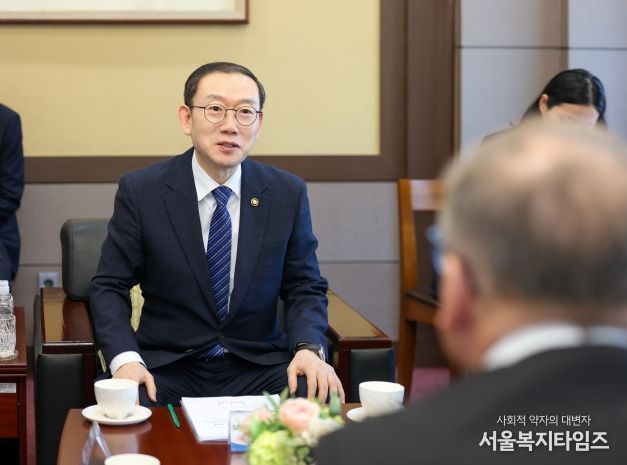 이명구 관세청장이 13일 서울본부세관에서 이반 얀차렉 주한 체코 대사를 만나 우리 기업의 체코 수출 확대를 지원하기 위한 양국 간 관세협력 방안을 논의하고 있다.