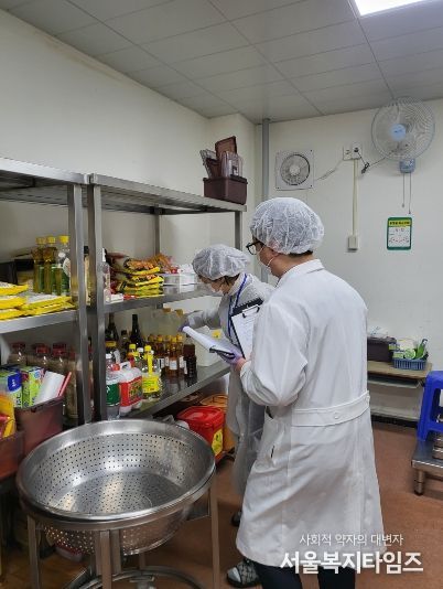 영덕군이 교육지원청과 함께 영덕야성초등학교 급식소 내 식재료 보관 상태를 면밀히 살피고 있다.