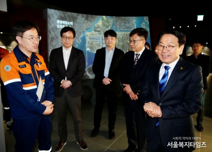 강기정 광주광역시장이 16일 포스코 광양제철소를 방문해 제철소 운영 현황을 살펴보고 에너지 운영 현황과 향후 전력 수급 계획 등을 청취하고 있다. /광주광역시 제공