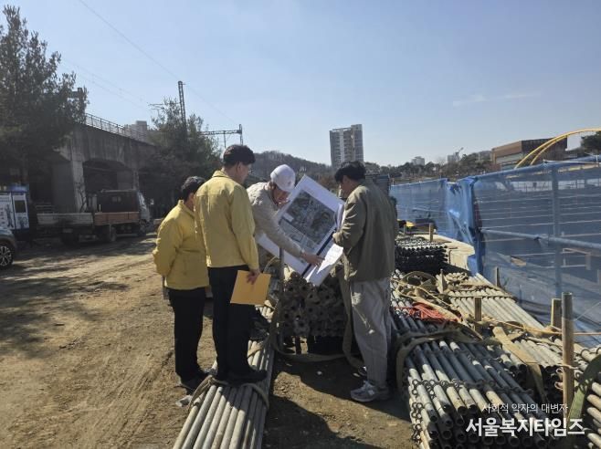 공사현장 점검 사진(공사현장 관계자, 행정안전국장, 안전총괄과장)