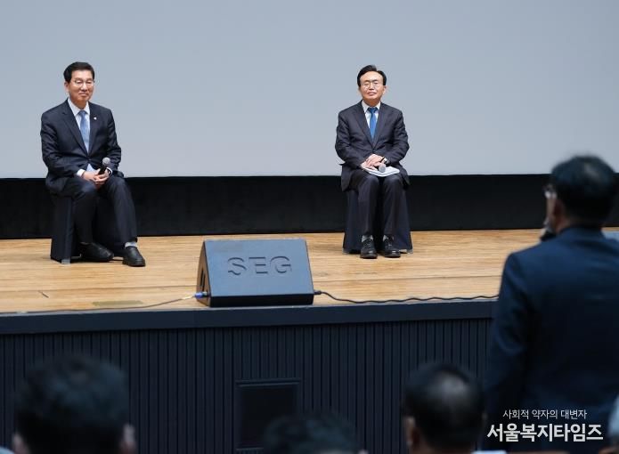 윤병태 시장과 신정훈 국회의원이 패널로 참여해 시민들과 질의응답 시간을 가지고 있다(사진 제공-나주시)