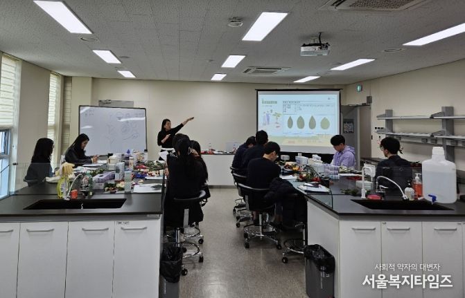 교육생들이 장미육종 관련하여 표현형 특성조사에 대해 실습교육을 하고 있다.